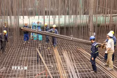 Các nhà thầu tổ chức thi công trên công trình dự án trọng điểm cầu Tứ Liên. (Ảnh: Quốc Khánh/TTXVN)