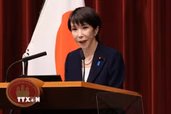 Thủ tướng Nhật Bản Sanae Takaichi phát biểu tại một cuộc họp báo ở Tokyo. (Ảnh: THX/TTXVN)
