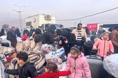 Người dân Syria trở về quê hương tại cửa khẩu Cilvegozu ở tỉnh Hatay, Thổ Nhĩ Kỳ. (Nguồn: THX/TTXVN)