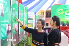 Triển lãm “Sức sống đại ngàn” do Bảo tàng Phụ nữ Việt Nam phối hợp với Bảo tàng tỉnh Gia Lai tổ chức nhằm lan tỏa thông điệp bình đẳng giới, tôn vinh nghị lực vươn lên của phụ nữ và trẻ em dân tộc thiểu số. (Ảnh: Quang Thái/TTXVN)