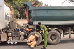 Lực lượng chức năng tập trung phát hiện và xử lý nghiêm các hành vi vi phạm phổ biến như thay đổi kết cấu trái phép, “cơi nới” thùng xe để chở quá tải - nguyên nhân hàng đầu gây hư hỏng hạ tầng giao thông. (Ảnh: Huỳnh Sơn/TTXVN)