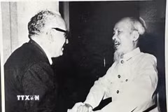 Ủy viên Bộ Chính trị Đảng Cộng sản Venezuela (PCV) Eduardo Gallegos trong một lần gặp Chủ tịch Hồ Chí Minh tại Thủ đô Hà Nội, tháng 9/1964. (Ảnh: Gia đình nhân vật cung cấp/TTXVN phát)