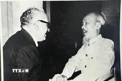 Ủy viên Bộ Chính trị Đảng Cộng sản Venezuela (PCV) Eduardo Gallegos trong một lần gặp Chủ tịch Hồ Chí Minh tại Thủ đô Hà Nội, tháng 9/1964. (Ảnh: Gia đình nhân vật cung cấp/TTXVN phát)