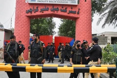 Các quan chức an ninh canh gác nhà tù Malir ở Karachi, Pakistan. (Nguồn: AP)