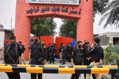 Các quan chức an ninh canh gác nhà tù Malir ở Karachi, Pakistan. (Nguồn: AP)