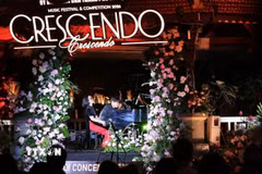 Phó Giáo sư, Tiến sỹ Nguyễn Huy Phương và Tiến sỹ Nguyễn Trinh Hương biểu diễn Piano bài “Trống cơm.” (Ảnh: Hoàng Hiếu/TTXVN)