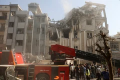 Lực lượng cứu hộ làm nhiệm vụ tại hiện trường đổ nát ở Tehran (Iran) sau vụ không kích của Israel, ngày 13/6/2025. (Ảnh: ANI/TTXVN)