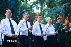 Thủ tướng Chính phủ Lê Minh Hưng dâng hoa, dâng hương tại Tượng đài Cố Tổng Bí thư Trần Phú và Bia tưởng niệm các Anh hùng liệt sỹ tại Công viên Lê Thị Riêng. (Ảnh: Dương Giang/TTXVN)