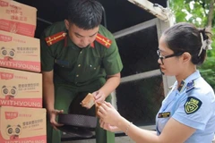 Lực lượng chức năng phát hiện 2.500 bánh trung thu không có hóa đơn, chứng từ. (Nguồn: Chi cục Quản lý thị trường thành phố Hà Nội)