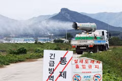 Phun thuốc khử trùng tại khu vực phát hiện các ca cúm gia cầm ở Yongin, phía Nam thủ đô Seoul, Hàn Quốc. (Ảnh: Yonhap/TTXVN)