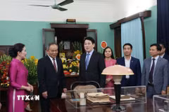 Chủ tịch nước Lương Cường tham quan Di tích Nhà 67 ở Khu Di tích Chủ tịch Hồ Chí Minh trong Phủ Chủ tịch. (Ảnh: Lâm Khánh/TTXVN)