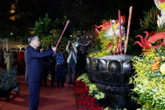 Tối 16/2/2026 (29 tháng Chạp), Tổng Bí thư Tô Lâm đến dâng hương tại tượng đài Vua Lý Thái Tổ ở vườn hoa Lý Thái Tổ, Hà Nội. (Ảnh: Thống Nhất/TTXVN)