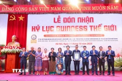 Họa sỹ Chu Nhật Quang đón nhận Kỷ lục Guinness thế giới cho tác phẩm "Bác Hồ đọc Tuyên ngôn Độc lập" là "Bức tranh sơn mài liền khối lớn nhất." (Ảnh: Thanh Tùng/TTXVN)