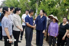 Phó Chủ tịch Ủy ban Trung ương Mặt trận Tổ quốc Việt Nam Hà Thị Nga thăm hỏi, động viên người dân bị ảnh hưởng bới bão lũ tại xã Kép, tỉnh Bắc Ninh. (Ảnh: Đồng Thúy/TTXVN)