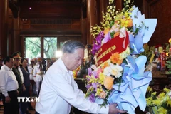 Chiều 11/10/2025, Tổng Bí thư Tô Lâm và Đoàn công tác của Trung ương đến dâng hoa, dâng hương tưởng nhớ Chủ tịch Hồ Chí Minh tại Khu Di tích Quốc gia đặc biệt Kim Liên, tỉnh Nghệ An. (Ảnh: Thống Nhất/TTXVN)
