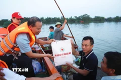 Hội Chữ thập Đỏ tỉnh Bắc Ninh tổ chức các đoàn công tác đến thăm hỏi, tặng quà cho người dân tại các xã Tiên Lục, Mỹ Thái và Ngọc Thiện. (Nguồn: TTXVN phát)