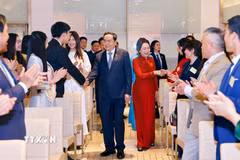 Trong chương trình thăm chính thức Cộng hòa Italy, trưa 14/4/2026 (giờ địa phương), tại thành phố Rome, Chủ tịch Quốc hội Trần Thanh Mẫn và phu nhân gặp gặp gỡ cán bộ Đại sứ quán và đại diện cộng đồng người Việt Nam tại Italy. (Ảnh: Doãn Tấn/TTXVN)