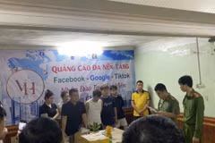 Cơ quan An ninh điều tra Công an tỉnh Hưng Yên thi hành lệnh khám xét tại nơi hoạt động của các đối tượng. (Nguồn: VOV)