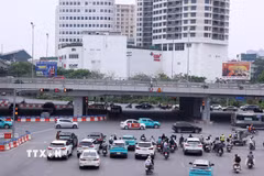 Các phương tiện tham gia giao thông tại một tuyến đường ở Hà Nội. (Ảnh: Văn Điệp/TTXVN)