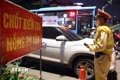 Lực lượng chức năng tập trung kiểm tra, kiểm soát trên các tuyến có nhiều nhà hàng, quán nhậu. (Ảnh: Phạm Kiên/TTXVN)