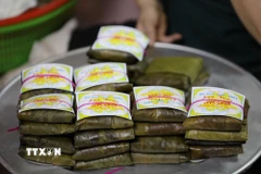Những cặp bánh buộc lạt giang xinh xắn nằm gọn trong lá xanh, như những lời chúc bình an được gói ghém cẩn thận. (Ảnh: Đỗ Huyền/TTXVN)