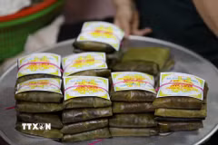 Những cặp bánh buộc lạt giang xinh xắn nằm gọn trong lá xanh, như những lời chúc bình an được gói ghém cẩn thận. (Ảnh: Đỗ Huyền/TTXVN)