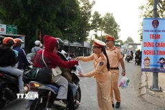 Người lao động nối đuôi nhau về quê đón Tết bằng xe máy