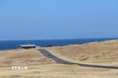 Trục đường trung tâm nối bến tàu với khu trung tâm đảo. (Ảnh: Khánh Vân/TTXVN)