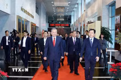 Trong không khí mừng Đảng, mừng Xuân, chào mừng thành công Đại hội toàn quốc lần thứ XIV của Đảng và chuẩn bị đón tết Nguyên Đán Bính Ngọ, sáng 14/2/2026, tại Hà Nội, Tổng Bí thư Tô Lâm tới thăm, chúc tết cán bộ, phóng viên, biên tập viên, kỹ thuật viên và người lao động Đài Truyền hình Việt Nam. Ảnh: Thống Nhất-TTXVN