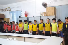 Các đối tượng tại cơ quan công an. (Ảnh: TTXVN phát)