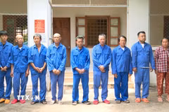 Các đối tượng tại cơ quan công an. (Ảnh: TTXVN phát)