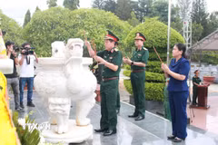 Đoàn công tác của Ban chỉ đạo Quốc gia về tìm kiếm, quy tập và xác định danh tính hài cốt liệt sỹ dâng hoa, dâng hương tại Nghĩa trang Liệt sỹ phường Đăk Cấm. (Ảnh: Dư Toán/TTXVN)
