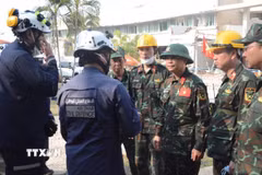 Đoàn Quân đội Nhân dân Việt Nam trao đổi phương án tiếp cận vị trí các nạn nhân với lực lượng cứu hộ UAE. (Ảnh: TTXVN phát)