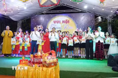 Tổng Hội Người Việt Nam tại Lào phối hợp cùng chùa Bàng Long tổ chức chương trình “Đêm hội Trăng Rằm” nhân dịp Tết Trung Thu. (Ảnh: Đỗ Bá Thành/TTXVN)