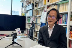 Giáo sư Shimizu Masaaki, Đại học Osaka, trả lời phỏng vấn của TTXVN về tầm vóc đặc biệt của Chủ tịch Hồ Chí Minh trong lịch sử thế giới hiện đại và phong trào giải phóng dân tộc thế kỷ XX. (Ảnh: Phạm Tuân/TTXVN)