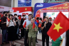 Trong không khí rộn ràng của ngày làm việc cuối cùng trước kỳ nghỉ lễ 30/4 - 1/5, ngành đường sắt Việt Nam gửi gắm sự quan tâm qua hoạt động giao lưu, chúc mừng hành khách ngay trước giờ tàu lăn bánh rời Thủ đô. Khoảnh khắc ấm áp này không chỉ lan tỏa niềm vui mà còn báo hiệu một kỳ nghỉ lễ ý nghĩa đang bắt đầu. (Ảnh: Quốc Khánh/TTXVN)