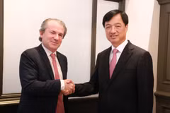Bí thư Thành ủy Hà Nội Nguyễn Duy Ngọc và Giám đốc điều hành Tập đoàn Rosen Partners Daniel Rosen. (Ảnh: TTXVN phát)