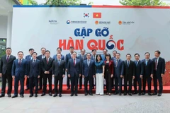 Phó Thủ tướng, Bộ trưởng Bộ Ngoại giao Bùi Thanh Sơn với các đại biểu. (Ảnh: An Đăng/TTXVN)