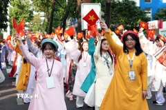 Gần 1.000 đoàn viên, thanh niên cùng các đơn vị đồng hành tham gia đồng diễn Ngày hội Việt phục “Tóc xanh vạt áo” năm 2026. (Ảnh: Trung Tuyến/TTXVN)
