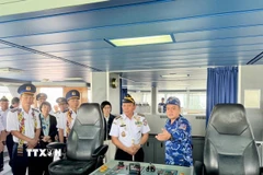 Cán bộ chiến sỹ cảnh sát biển Việt Nam giới thiệu về tàu CBS 8001. (Ảnh: Văn Phong/TTXVN)