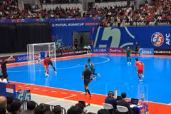 Các cầu thủ Futsal Việt Nam thi đấu lăn xả giành cơ hội kiểm soát bóng. (Ảnh: Minh Hưởng/TTXVN)