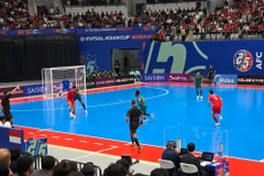 Các cầu thủ Futsal Việt Nam thi đấu lăn xả giành cơ hội kiểm soát bóng. (Ảnh: Minh Hưởng/TTXVN)
