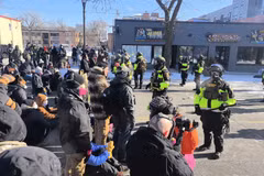 Người dân tham gia biểu tình tại Minneapolis, Minnesota, Mỹ, ngày 24/1/2026. (Nguồn: THX/TTXVN)