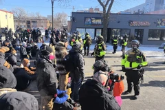 Người dân tham gia biểu tình tại Minneapolis, Minnesota, Mỹ, ngày 24/1/2026. (Nguồn: THX/TTXVN)