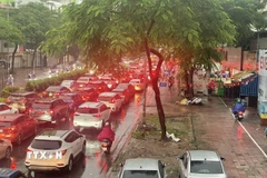 Đường Nguyễn Văn Cừ hướng vào trung tâm trong tình trạng tắc nghẽn cục bộ. (Ảnh: An Đăng/TTXVN)