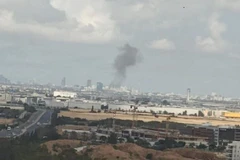 Khói bốc lên từ sân bay quốc tế Ben Gurion ở Tel Aviv, Israel sau vụ tấn công bằng tên lửa của Houthi ngày 4/5/2025. (Ảnh: IRNA/TTXVN)