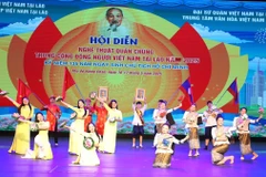 Một tiết mục tại Hội diễn thể hiện mối quan hệ đặc biệt Việt Nam-Lào. (Ảnh: Xuân Tú/TTXVN)