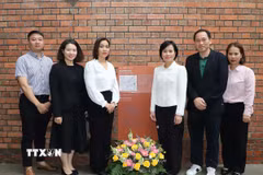 Tổng Lãnh sự Việt Nam tại Hong Kong Lê Đức Hạnh cùng đại diện các cơ quan Việt Nam tại Hong Kong dâng hoa tưởng niệm ở khu di tích Tai Kwun. (Ảnh: Xuân Vịnh/TTXVN)