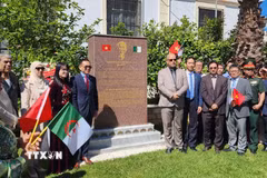 Cán bộ Đại sứ quán Việt Nam và bạn bè Algeria chụp ảnh lưu niệm bên cạnh Bia tưởng niệm Bác. (Ảnh: Mạnh Hùng/TTXVN)