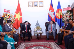 Ông Hoàng Nguyên Dinh (trái), Phó Chủ tịch Ủy ban Nhân dân Thành phố Hồ Chí Minh chúc mừng ông Chan Sorykan, Tổng lãnh sự và cán bộ, nhân viên Tổng lãnh sự quán Campuchia tại Thành phố Hồ Chí Minh. (Ảnh: Xuân Khu/TTXVN)